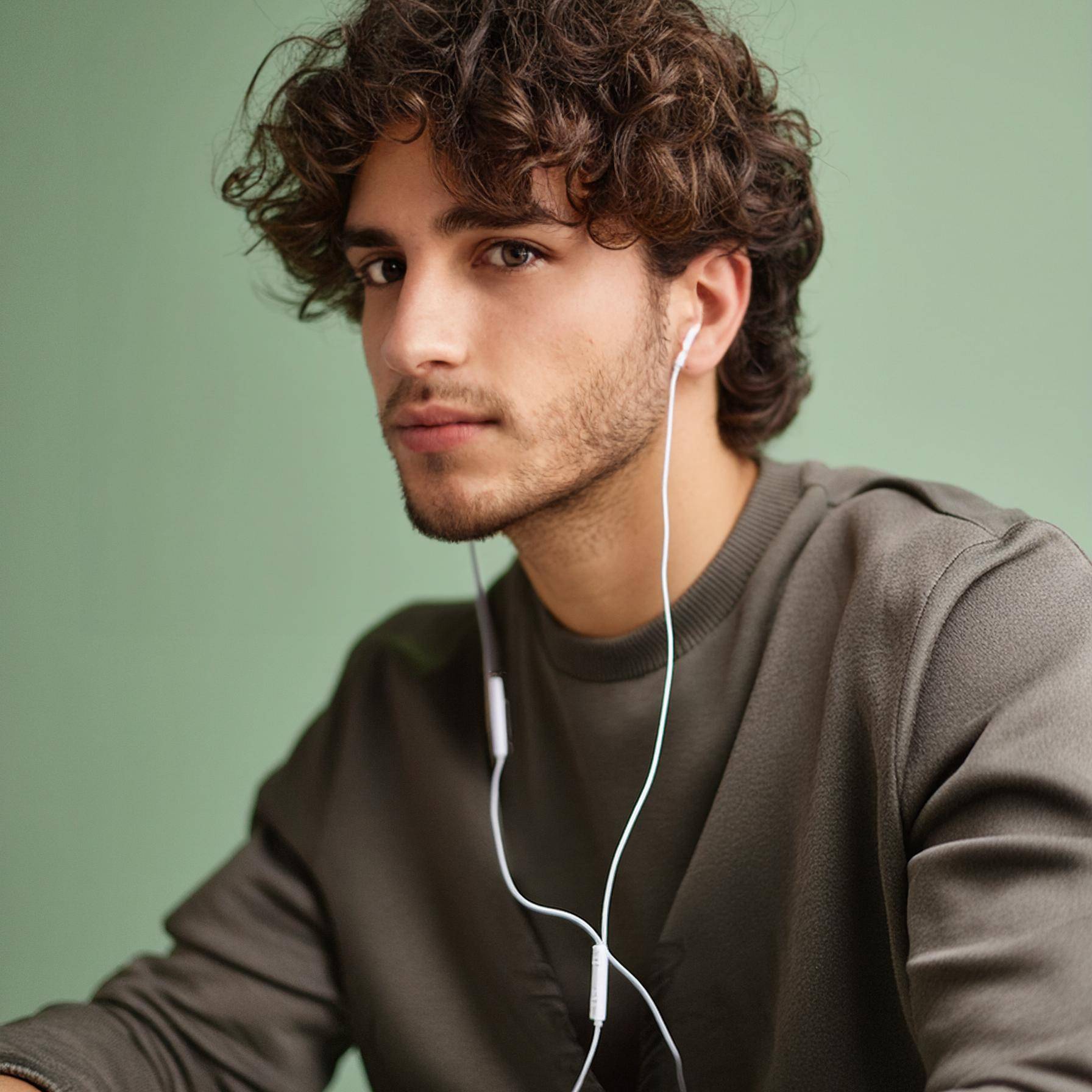 Firefly-ragazzo-sui-30-anni-europa-che-lavora-in-una-design-agency-mente-lavora-al-computer-cape-uai-1792x1792