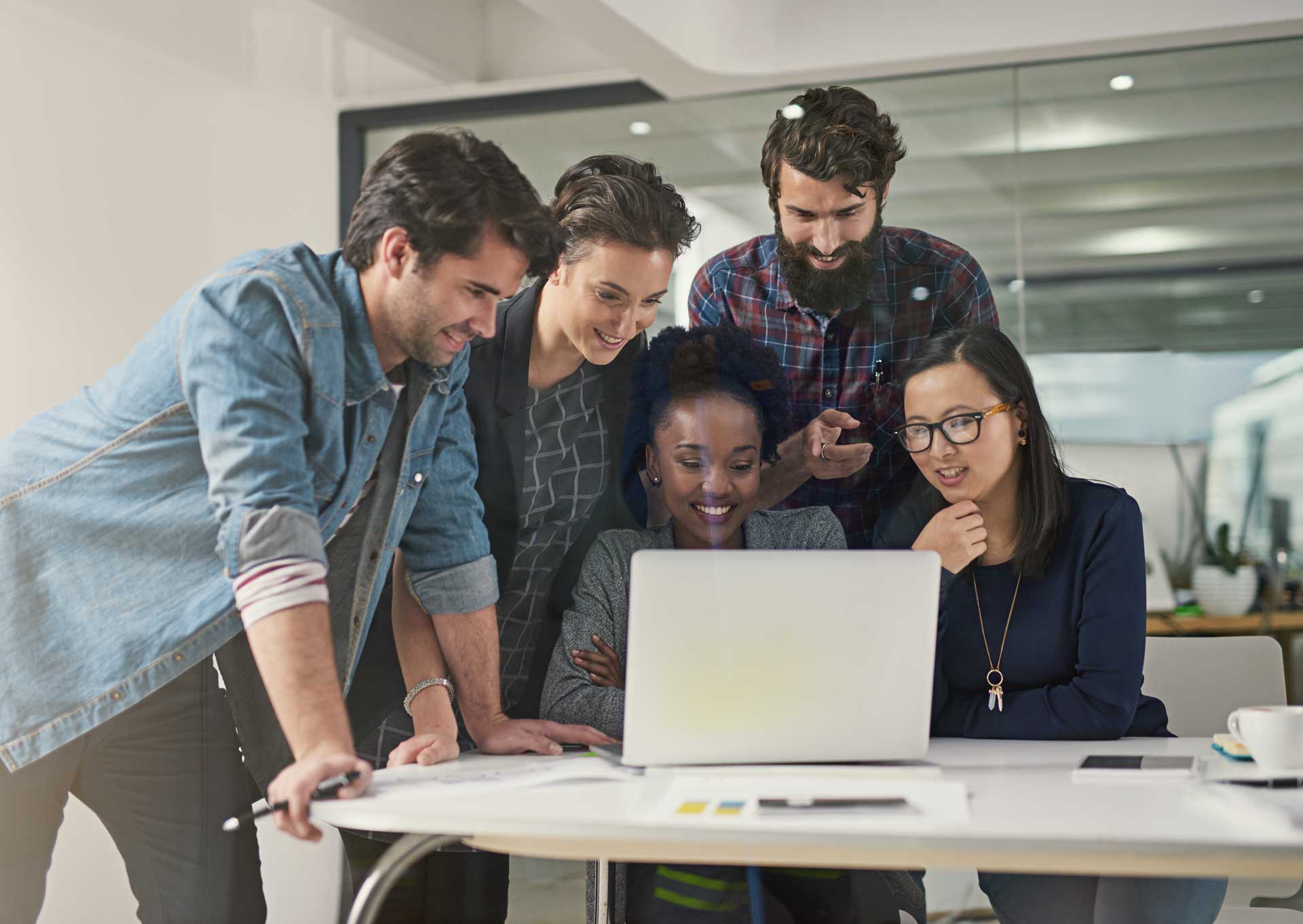 Équipe collaborative échangeant des idées pour un projet web.